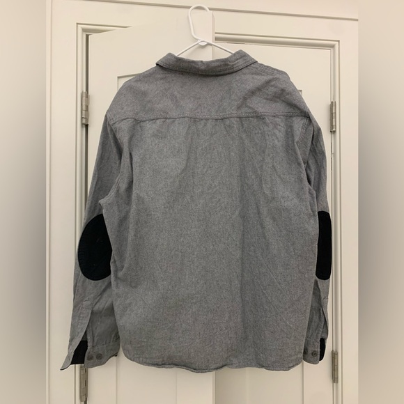 Men’s XL Grey with college patches Goodfellow button up. Only worn twice! - Picture 2 of 5